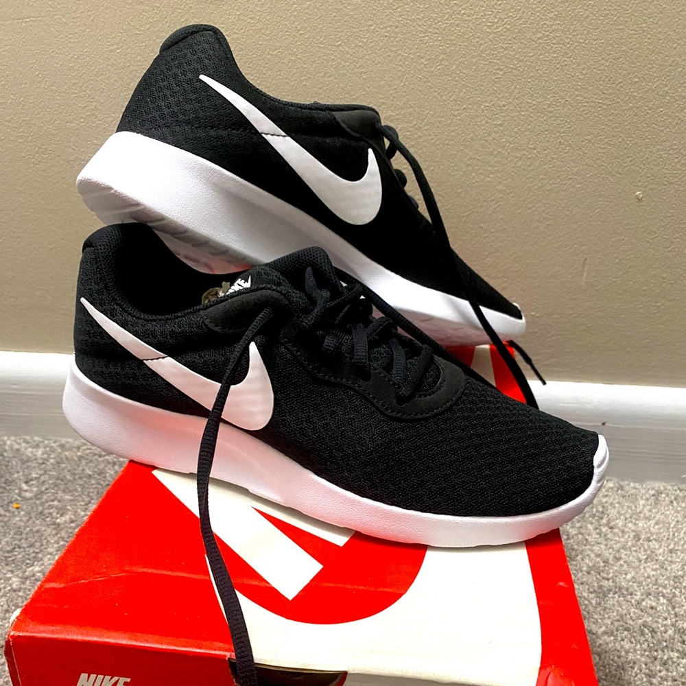 Women’s Nike Tanjun size 8.5